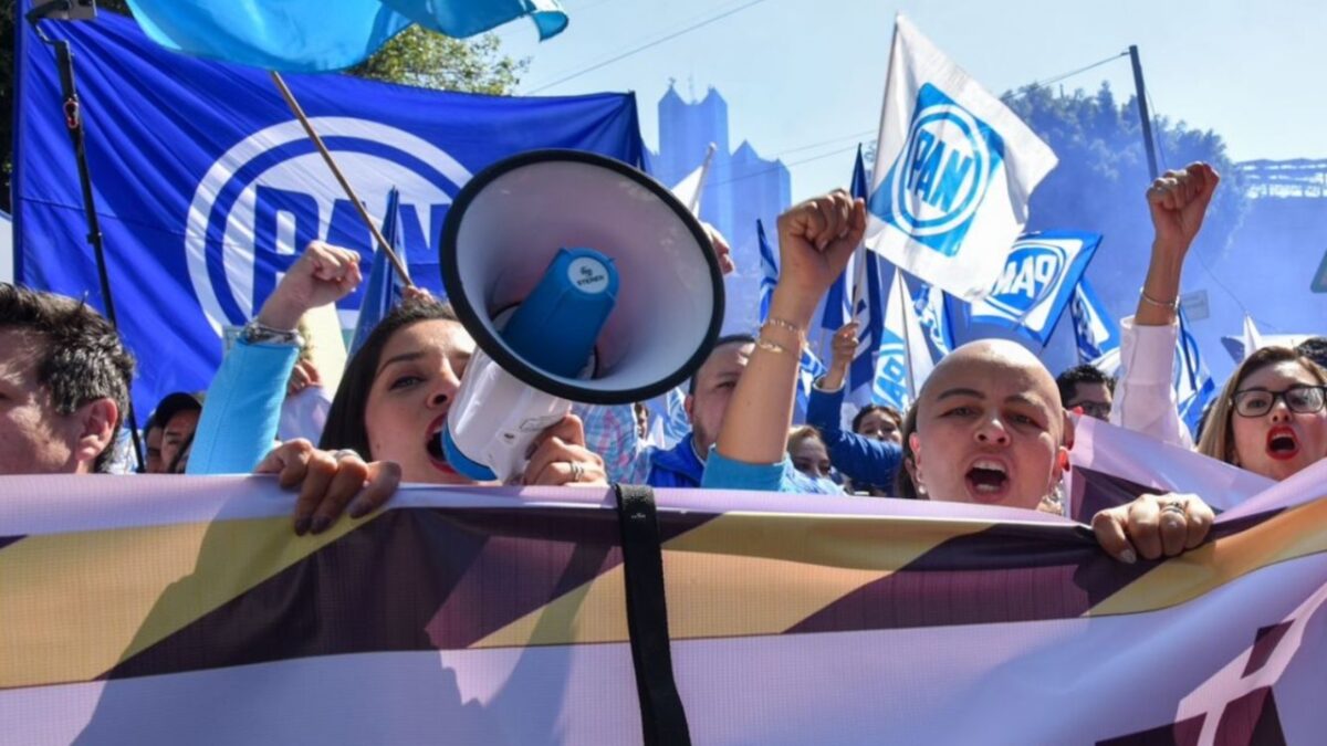 Integrantes del PAN protestan contra Ley Infonavit