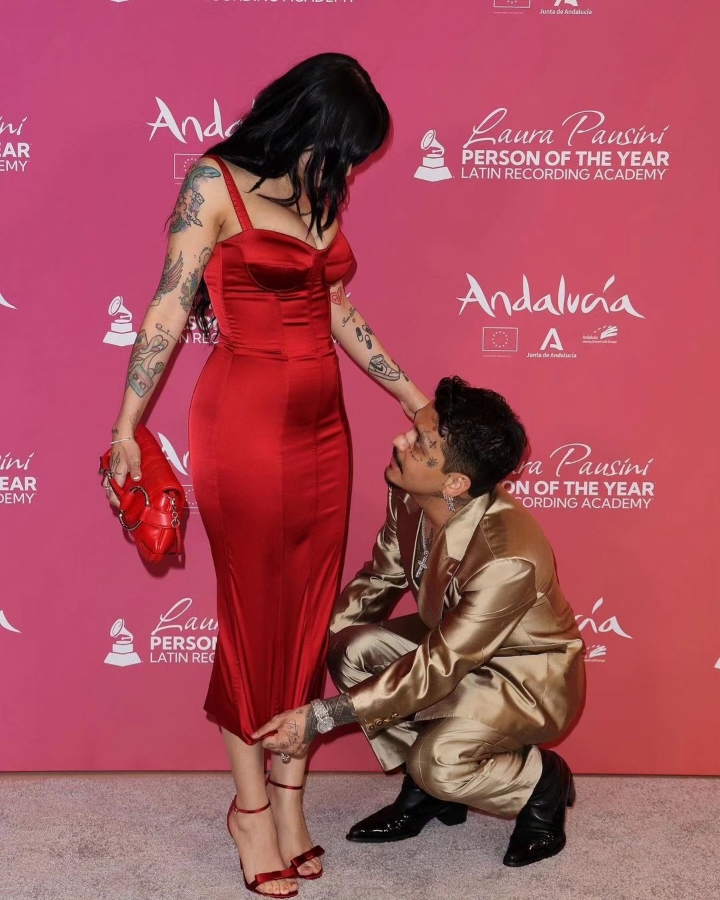 Cazzu y Nodal en la alfombra roja de los Latin Grammy 2023