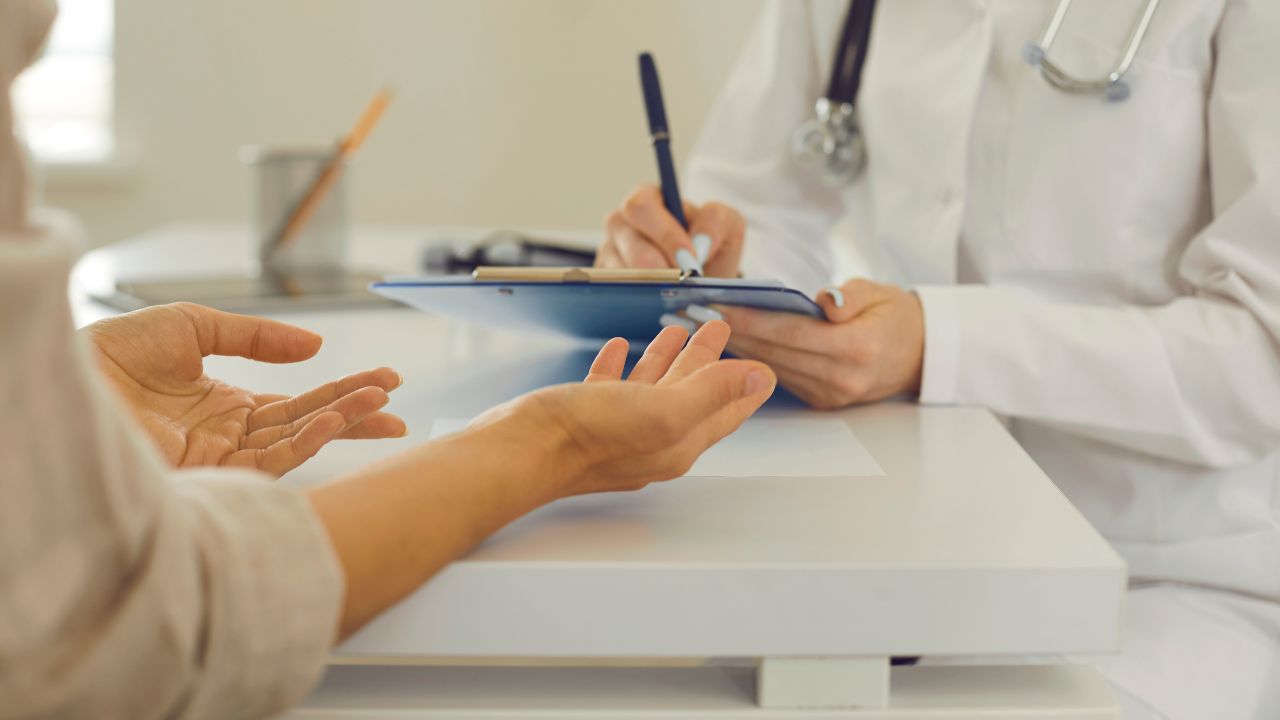 Persona en consulta médica por incapacidad laboral.