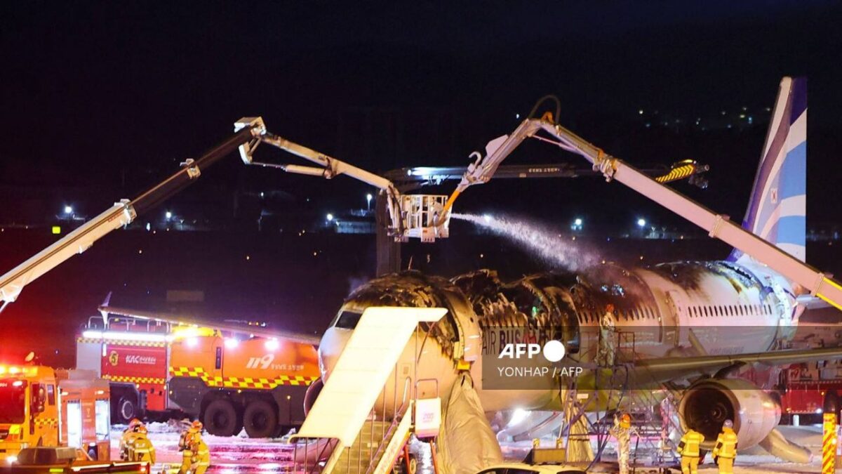 Avión de pasajeros se incendia en Corea del Sur