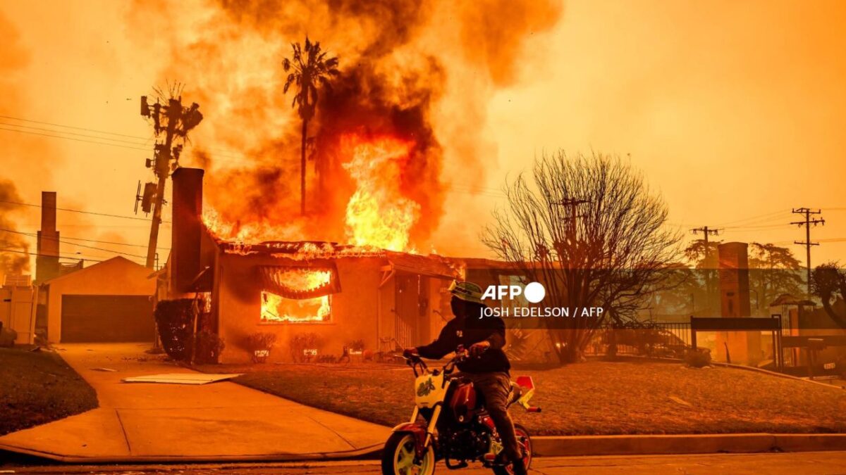 Vivienda en llamas por incendios en Los Ángeles.