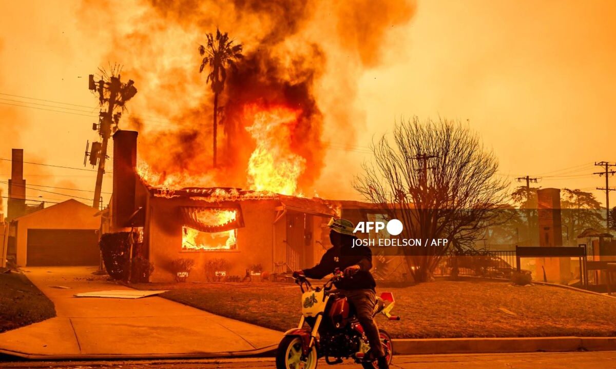 Vivienda en llamas por incendios en Los Ángeles.