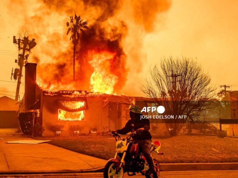 Daños por incendios en Los Ángeles superarían 30 mil mdd