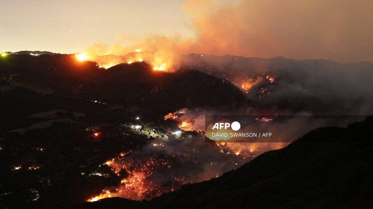 Los incendios que azotan el área de Los Ángeles no han cedido a los esfuerzos de las autoridades por sofocarlos y se espera sigan aumentando.