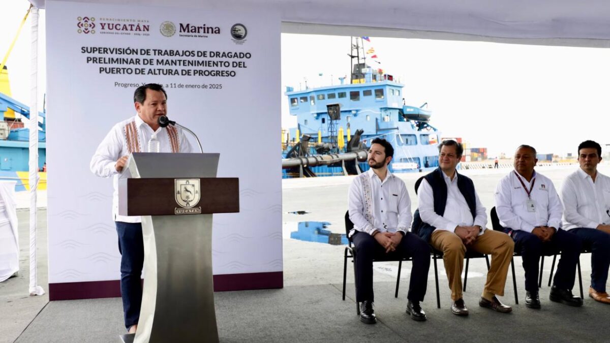 Autoridades federales y estatales dieron inicio a los trabajos de mantenimiento del Puerto de Altura de Progreso.