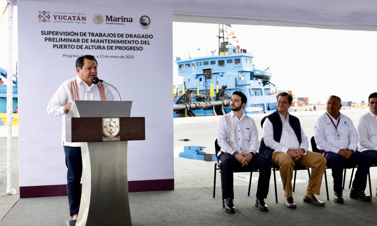 Autoridades federales y estatales dieron inicio a los trabajos de mantenimiento del Puerto de Altura de Progreso.