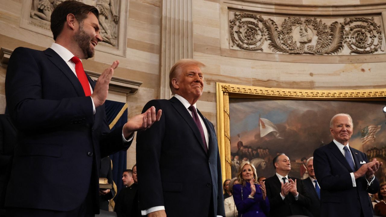 JD Vance, Donald Trump y Joe Biden durante la toma de protesta.