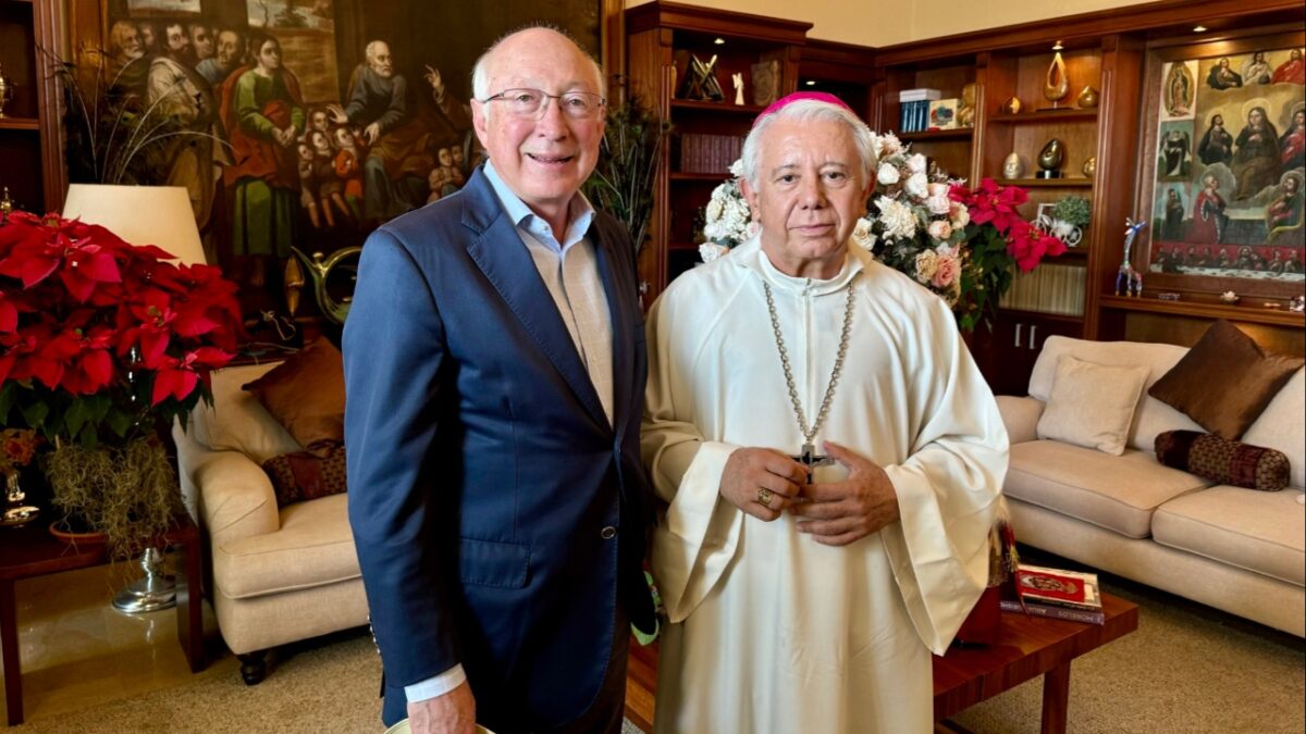 Ken Salazar y monseñor Ramón Castro