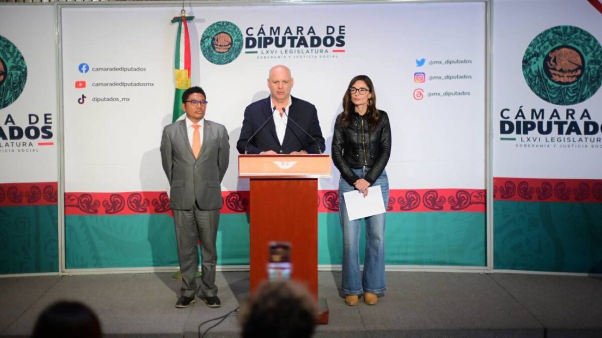 El legislador de MC, Gustavo Hoyos, durante una conferencia de su partido, en donde pide se abra la discusión en torno a las leyes de transparencia.