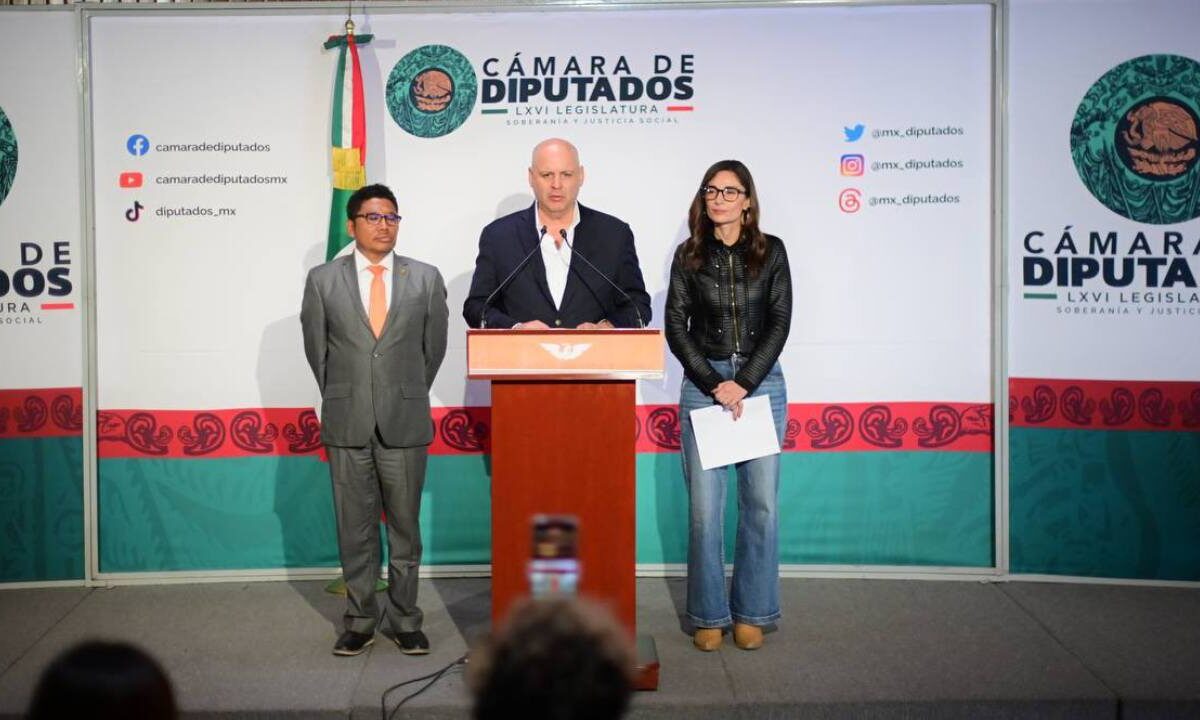 El legislador de MC, Gustavo Hoyos, durante una conferencia de su partido, en donde pide se abra la discusión en torno a las leyes de transparencia.