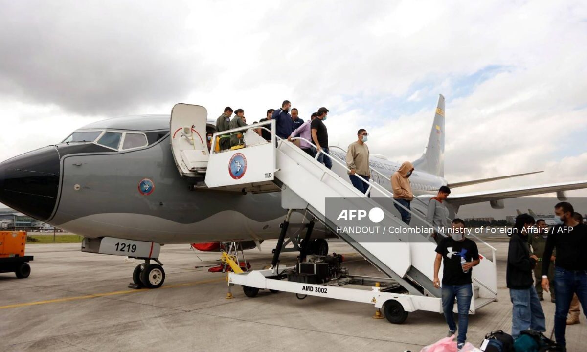 Llegan a Colombia migrantes repatriados de EU