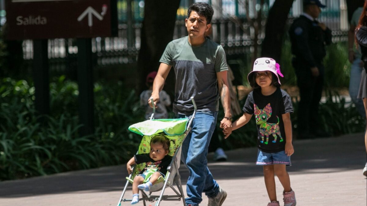 Familia paseando en clima cálido