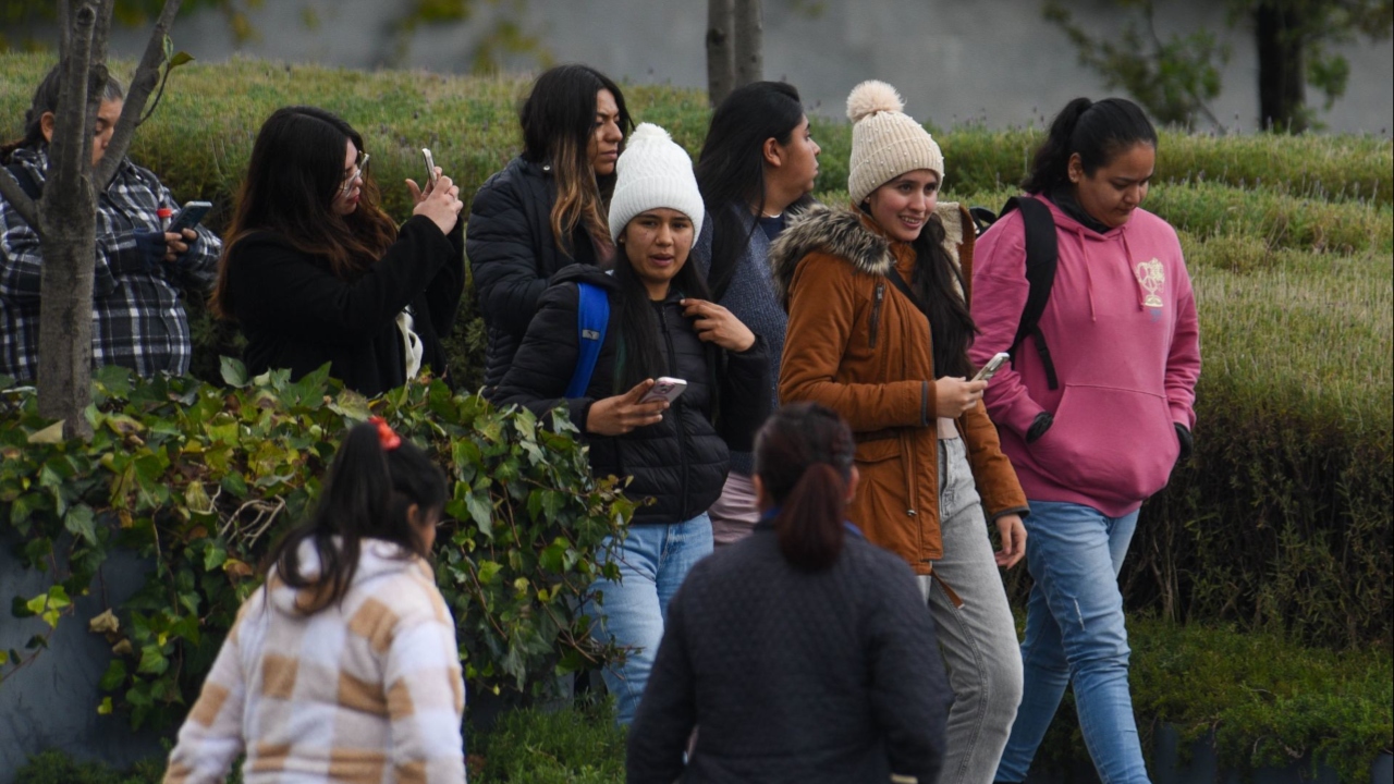 Con chamarras, gorros y bufandas las personas se cubren del frío, ante las bajas temperaturas