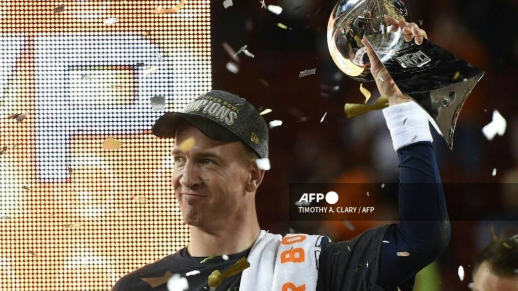 El quarterback Peyton Manning alza el trofeo de campeón de la NFL.