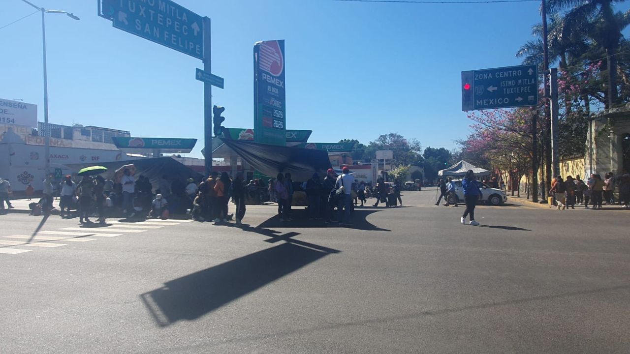 Maestros de primaria, integrantes de la sección XXII del SNTE, comenzaron un paro en Oaxaca.