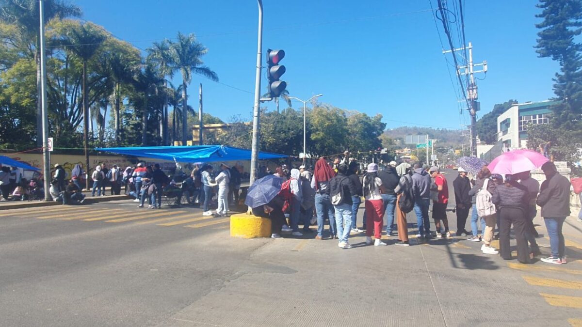 Maestros de primaria, integrantes de la sección XXII del SNTE, comenzaron un paro en Oaxaca.