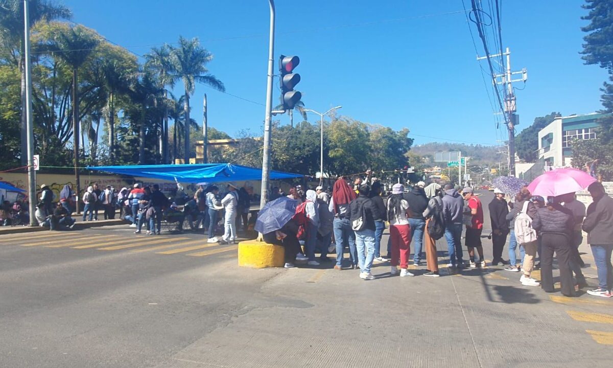 Maestros de primaria, integrantes de la sección XXII del SNTE, comenzaron un paro en Oaxaca.