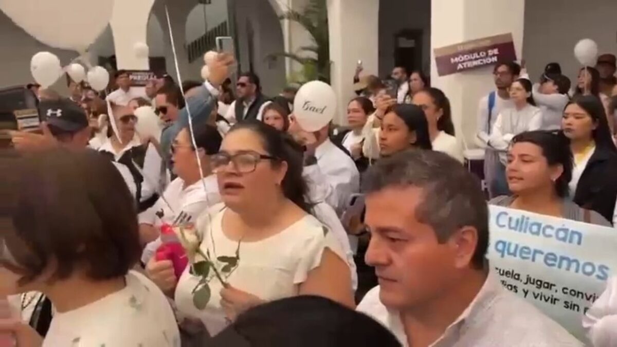 Inconformes llegan a palacio de Culiacán a exigir justicia