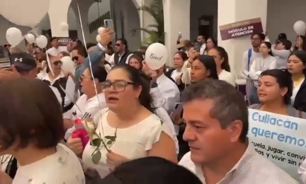 Inconformes llegan a palacio de Culiacán a exigir justicia