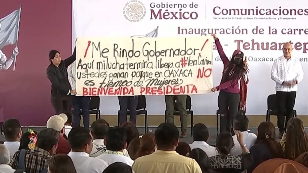 La saxofonista María Elena Ríos protestó ante la presidenta Claudia Sheinbaum y dijo que se rendía.