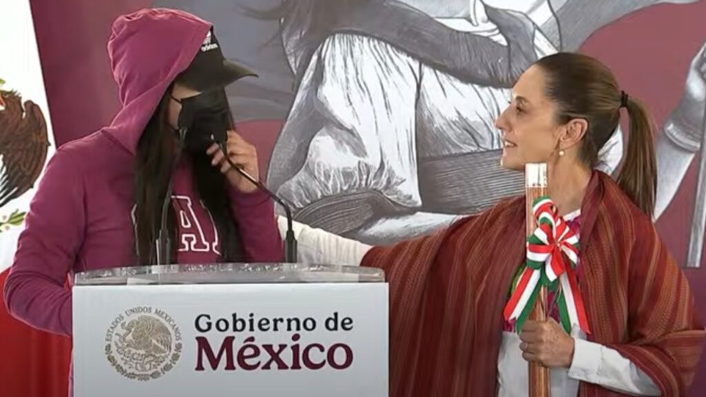 En la imagen aparece María Elena Ríos y a su lado la presidenta de México, Claudia Sheinbaum.