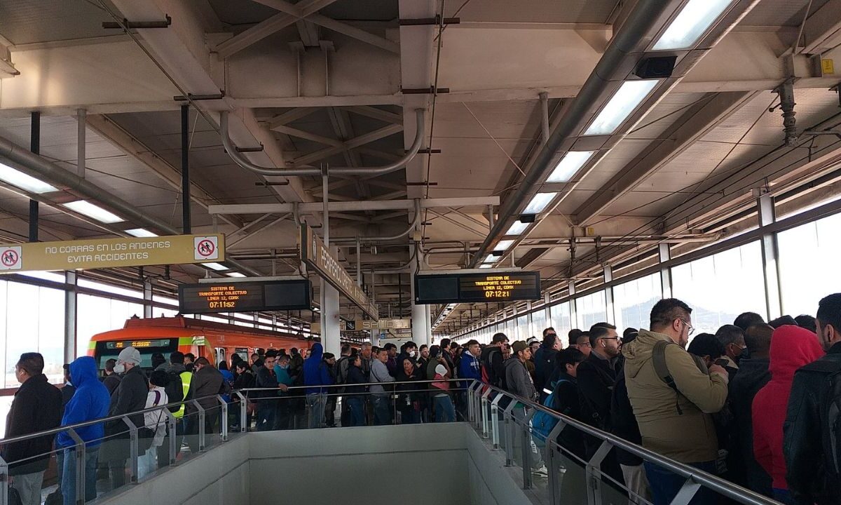 Usuarios en la Línea 12 del Metro