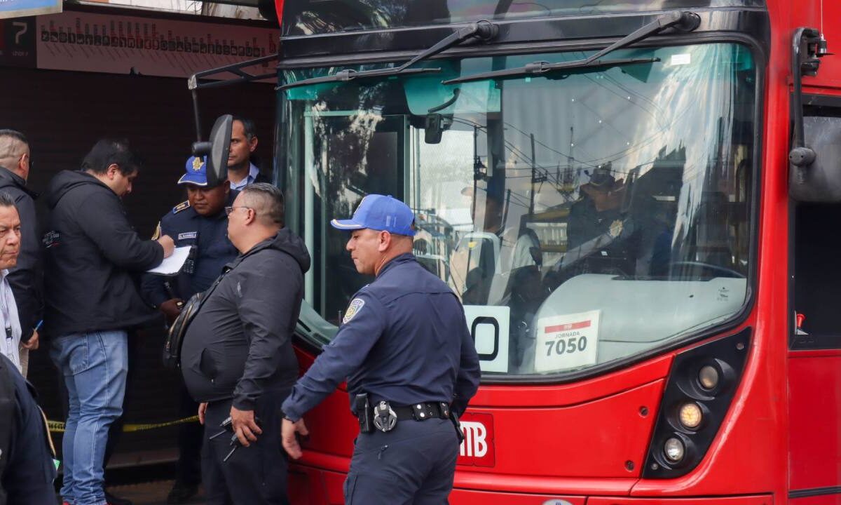 Durante la mañana de este jueves, una unidad del Metrobús atropelló a una persona en la alcaldía Cuauhtémoc.