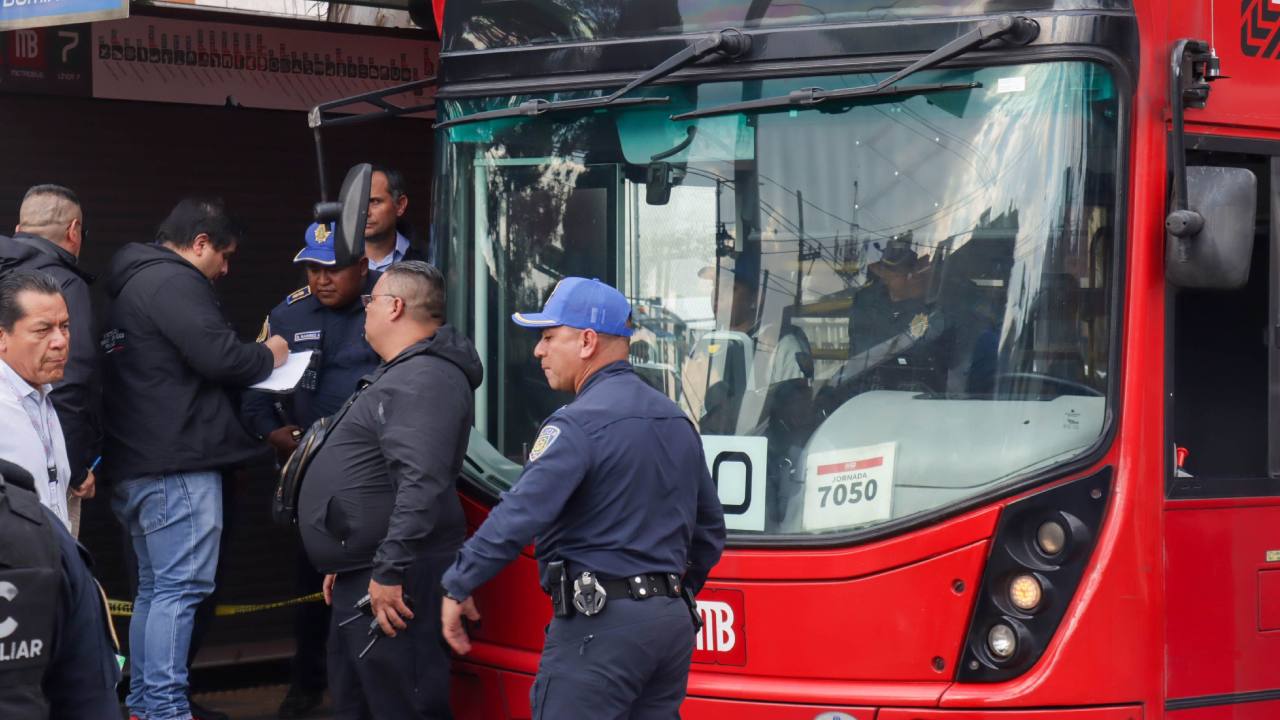 Durante la mañana de este jueves, una unidad del Metrobús atropelló a una persona en la alcaldía Cuauhtémoc.