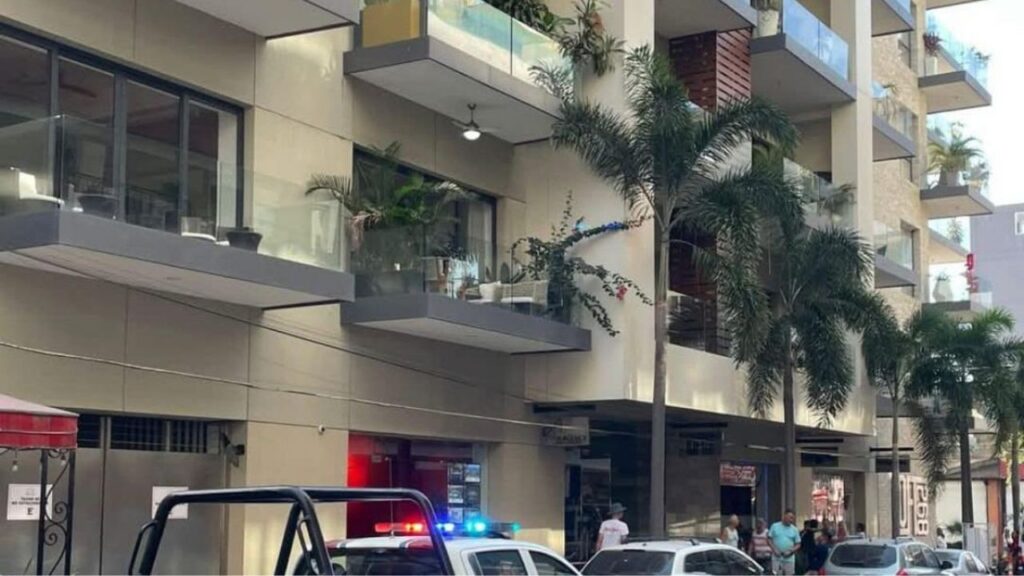 Muere extranjero al caer de un edificio en Puerto Vallarta