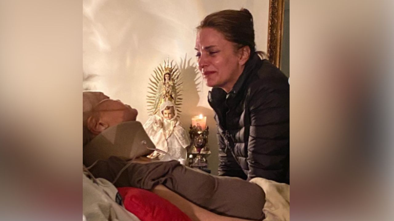 Mariana Seoane llorando frente a su madre postrada en una cama.