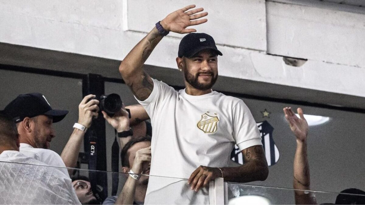 Neymar confirmó en redes sociales que regresa al Santos de Brasil.