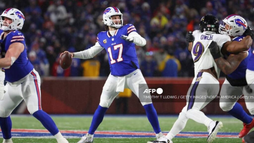 Josh Allen en una jugada ofensiva durante el partido entre Ravens y Buffalo, en la Ronda Divisional de la Americana.