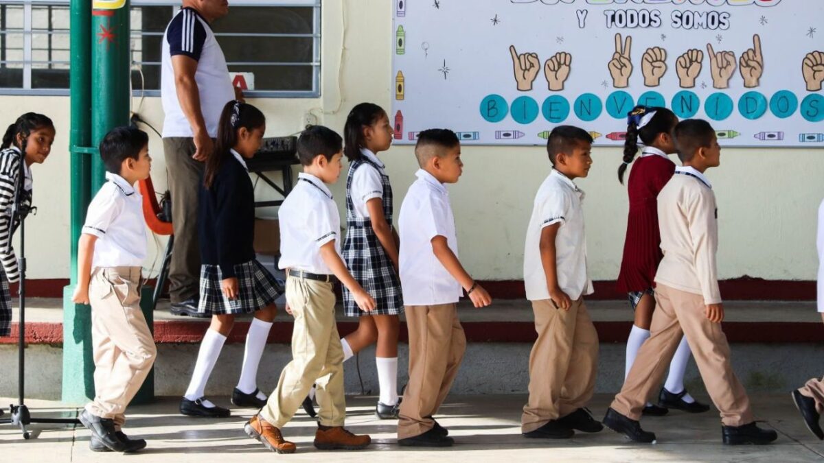 Niños de primaria en el regreso a clases