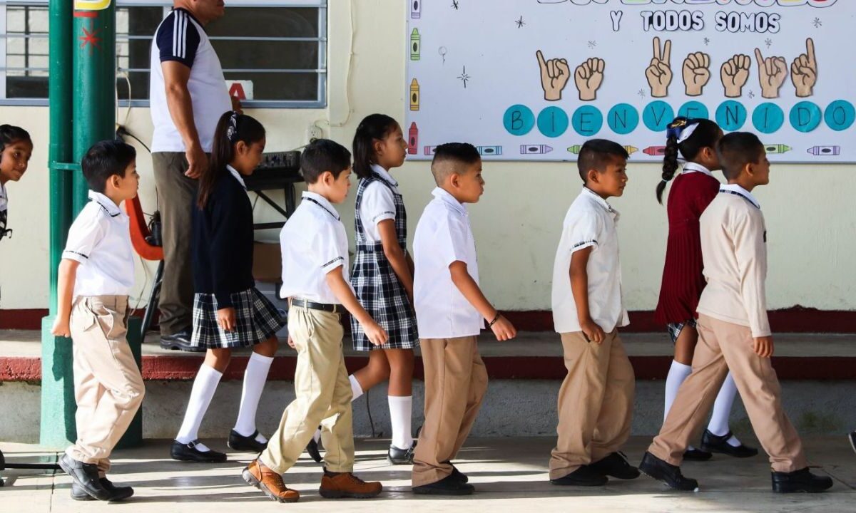 Niños de primaria en el regreso a clases