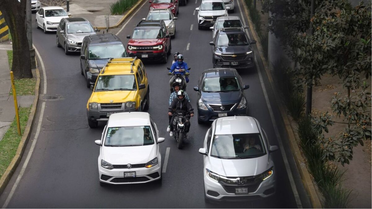 Pago de la tenencia 2025 en CDMX y Edoméx. Autos en el tráfico.