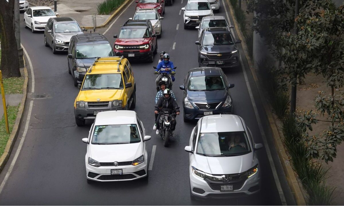 Pago de la tenencia 2025 en CDMX y Edoméx. Autos en el tráfico.