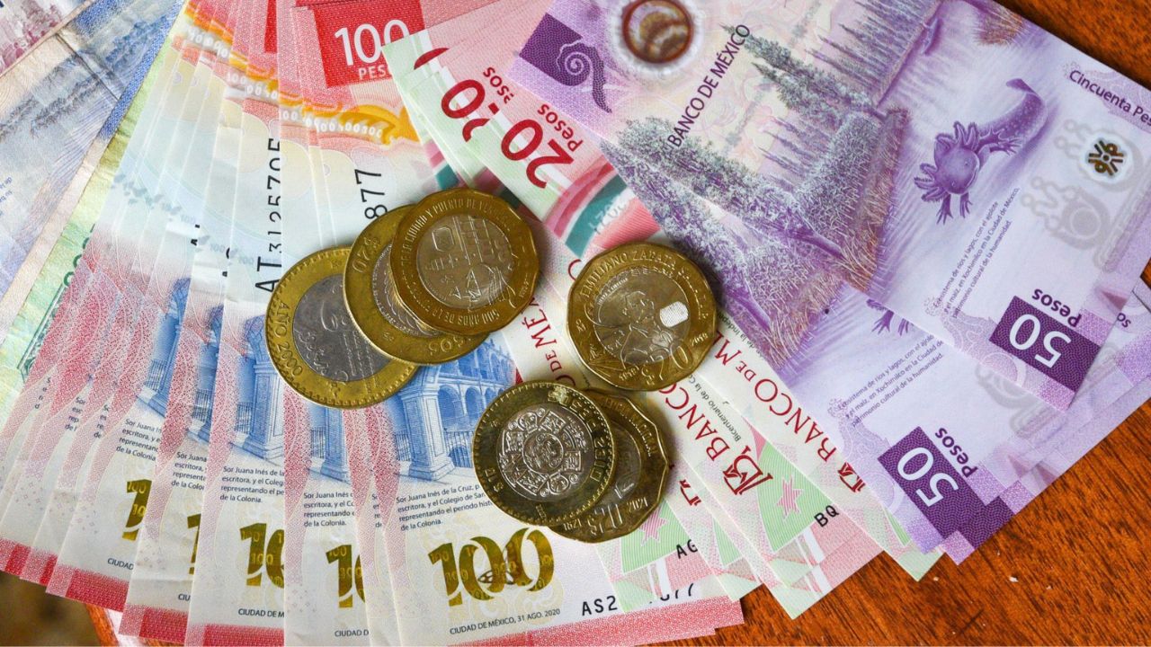 Monedas y billetes por pago de salario al día por laborar el 3 de febrero, día de asueto obligatorio.