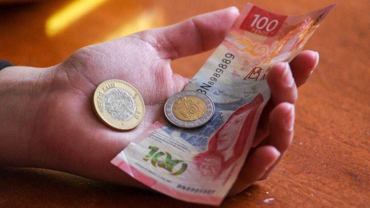 Monedas y billetes por pago de salario al día por laborar el 3 de febrero, día de asueto obligatorio.