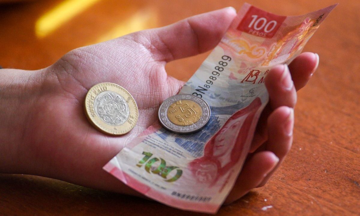 Monedas y billetes por pago de salario al día por laborar el 3 de febrero, día de asueto obligatorio.