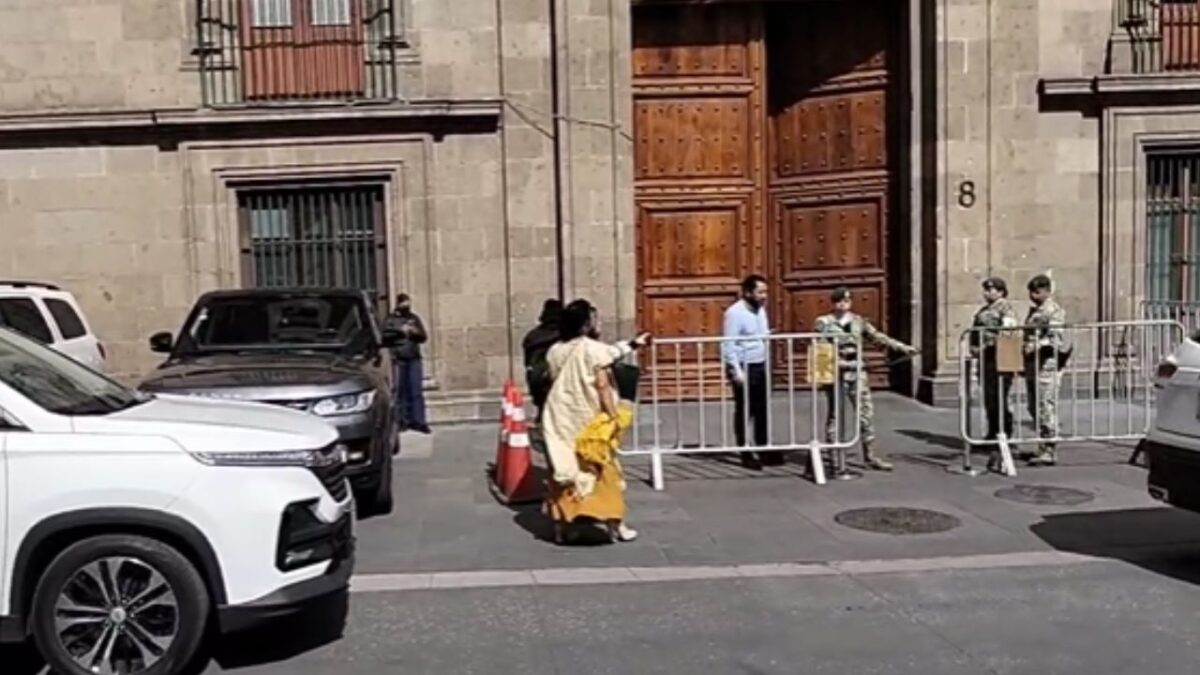 Consejeros del INE llegan a Palacio Nacional con Sheinbaum