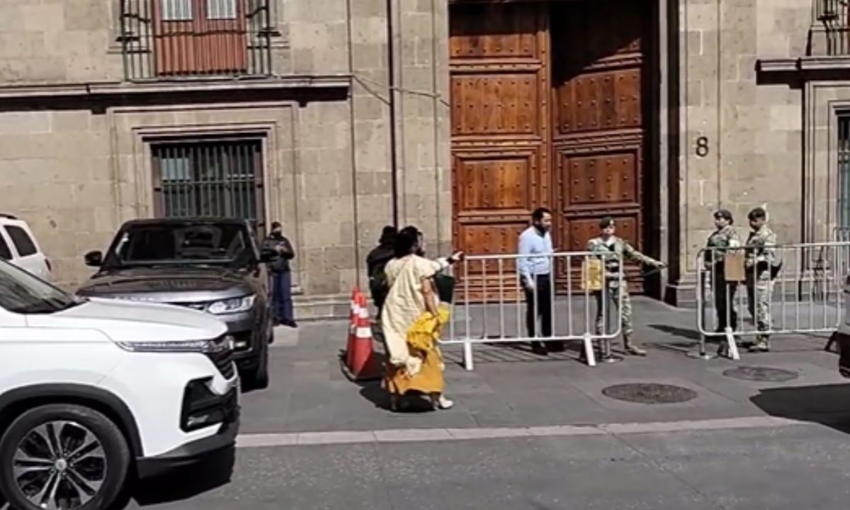 Consejeros del INE llegan a Palacio Nacional con Sheinbaum