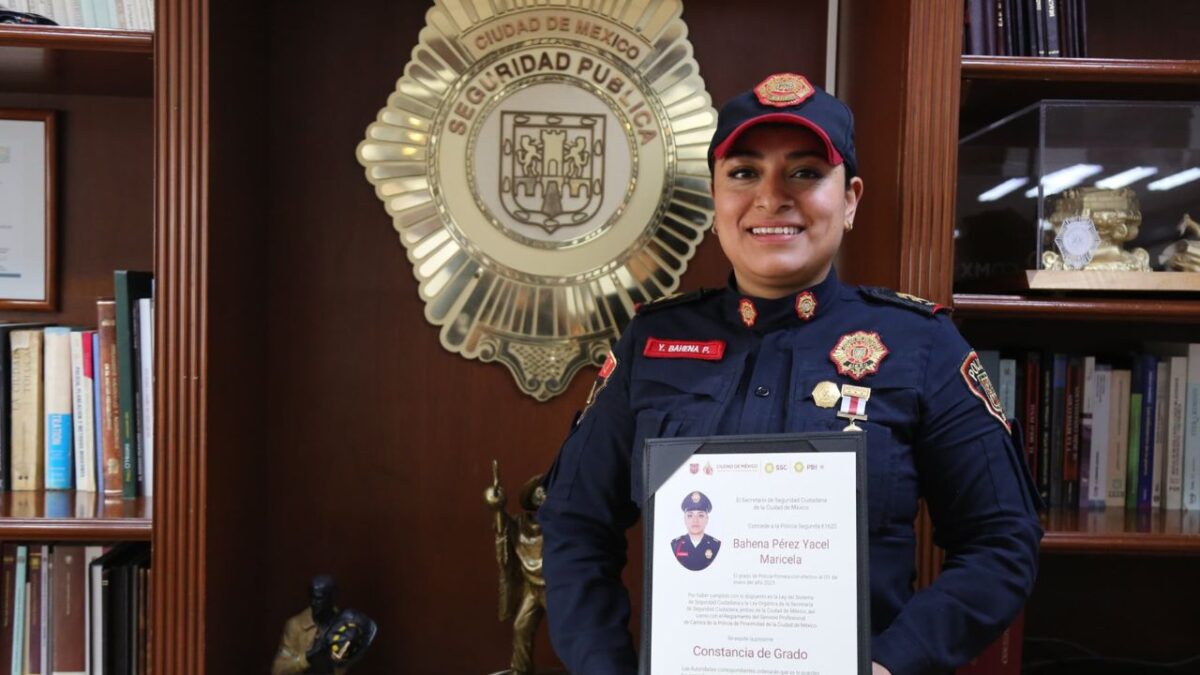 SSC reconoció con un ascenso a la policía que salvó de morir asfixiada a una bebé en la estación Merced del Transporte Colectivo Metro.