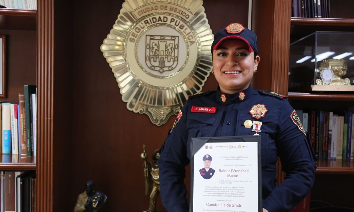 SSC reconoció con un ascenso a la policía que salvó de morir asfixiada a una bebé en la estación Merced del Transporte Colectivo Metro.