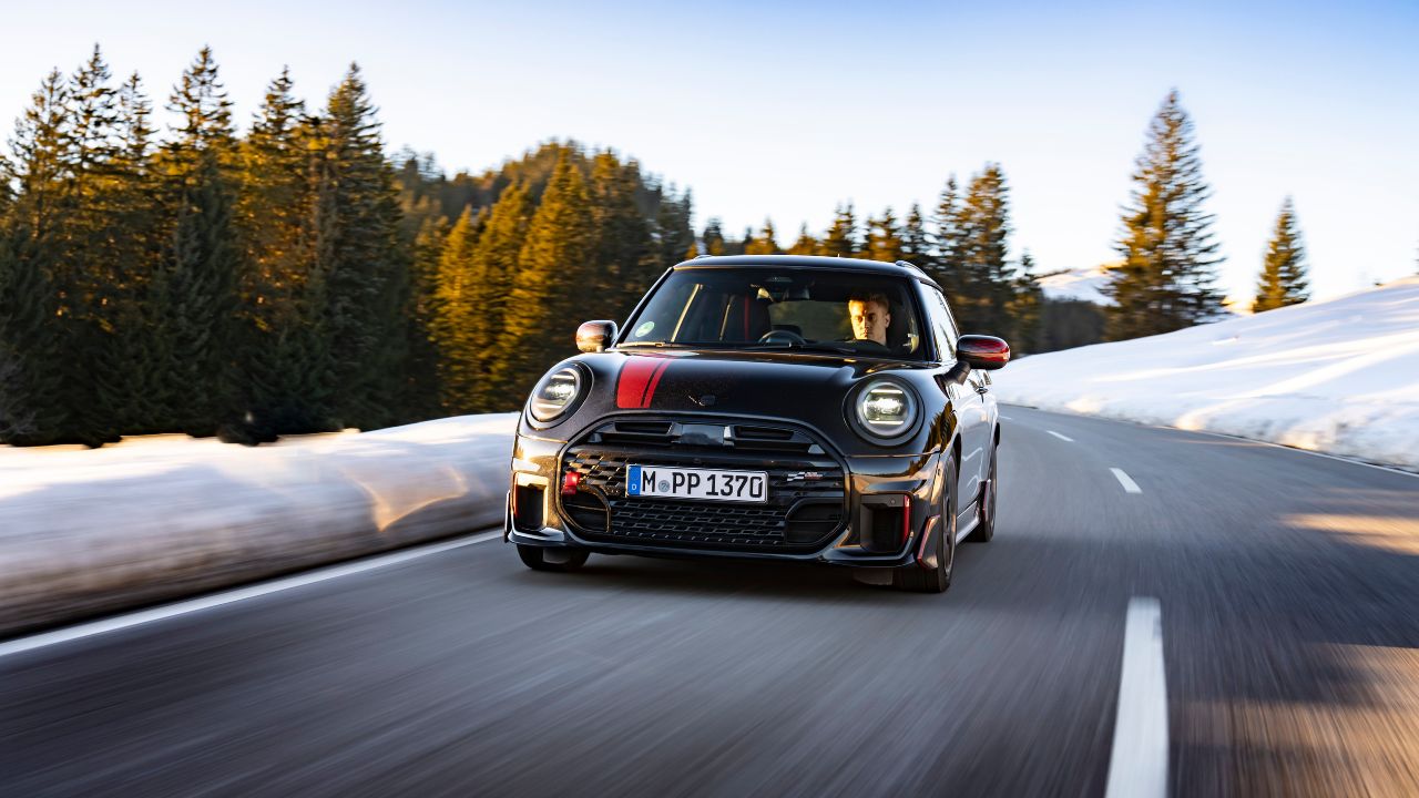 El Mini John Cooper logra una aceleración de 0 a 100 kilómetros por hora en sólo 6.1 segundos incluso en lugares con nieve o hielo.