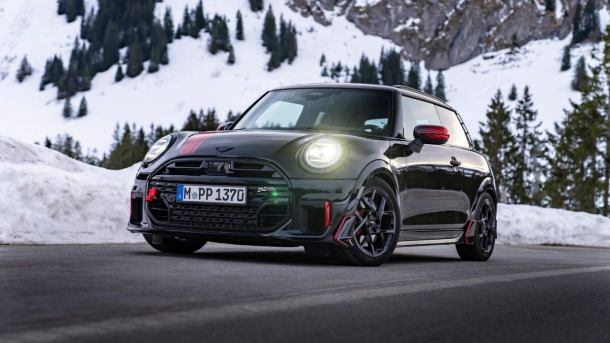 El Mini John Cooper logra una aceleración de 0 a 100 kilómetros por hora en sólo 6.1 segundos incluso en lugares con nieve o hielo.