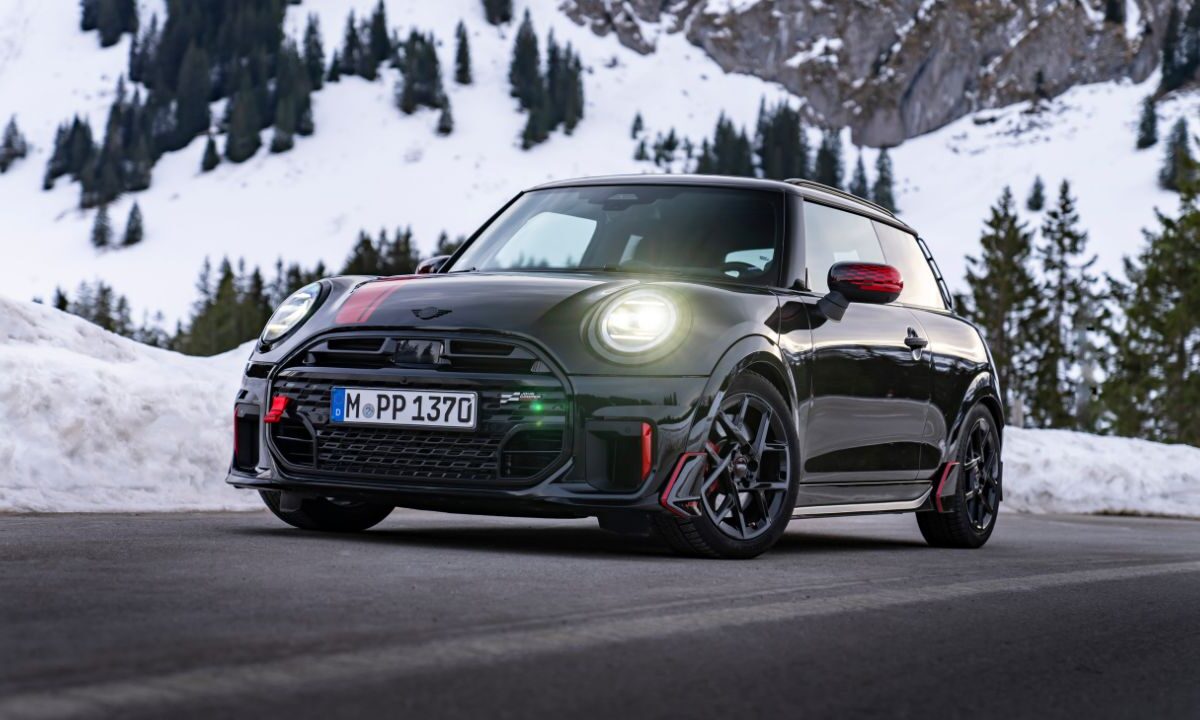 El Mini John Cooper logra una aceleración de 0 a 100 kilómetros por hora en sólo 6.1 segundos incluso en lugares con nieve o hielo.