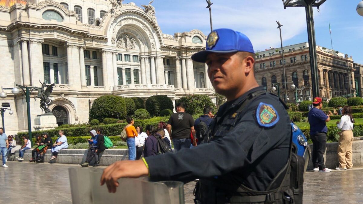 Policía en Palacio de Bellas artes en Navidad Segura