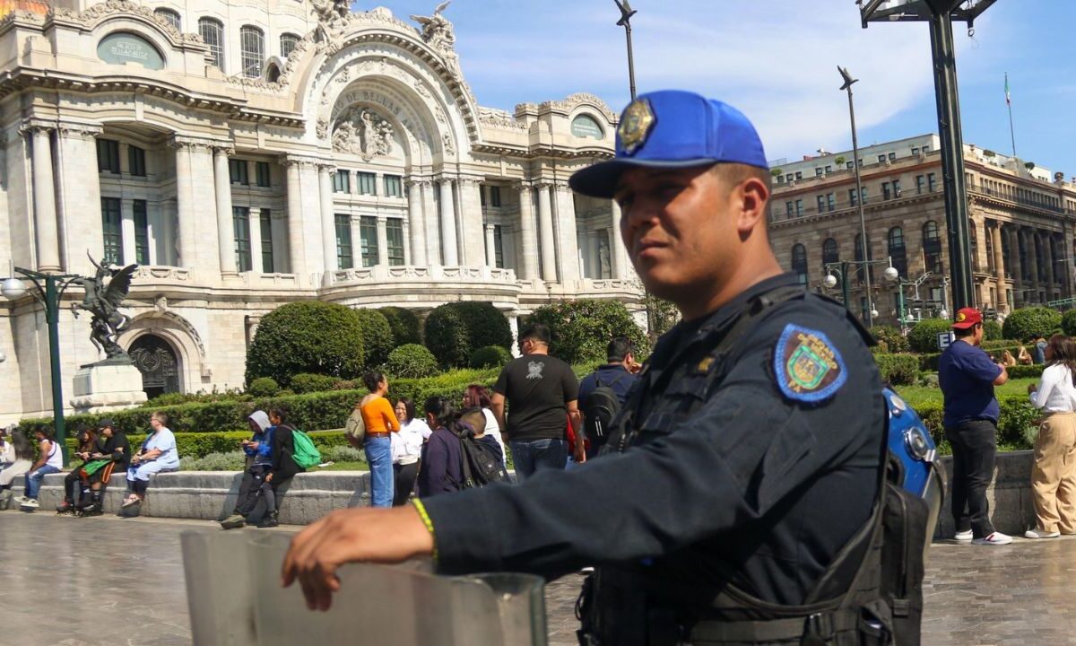 Policía en Palacio de Bellas artes en Navidad Segura