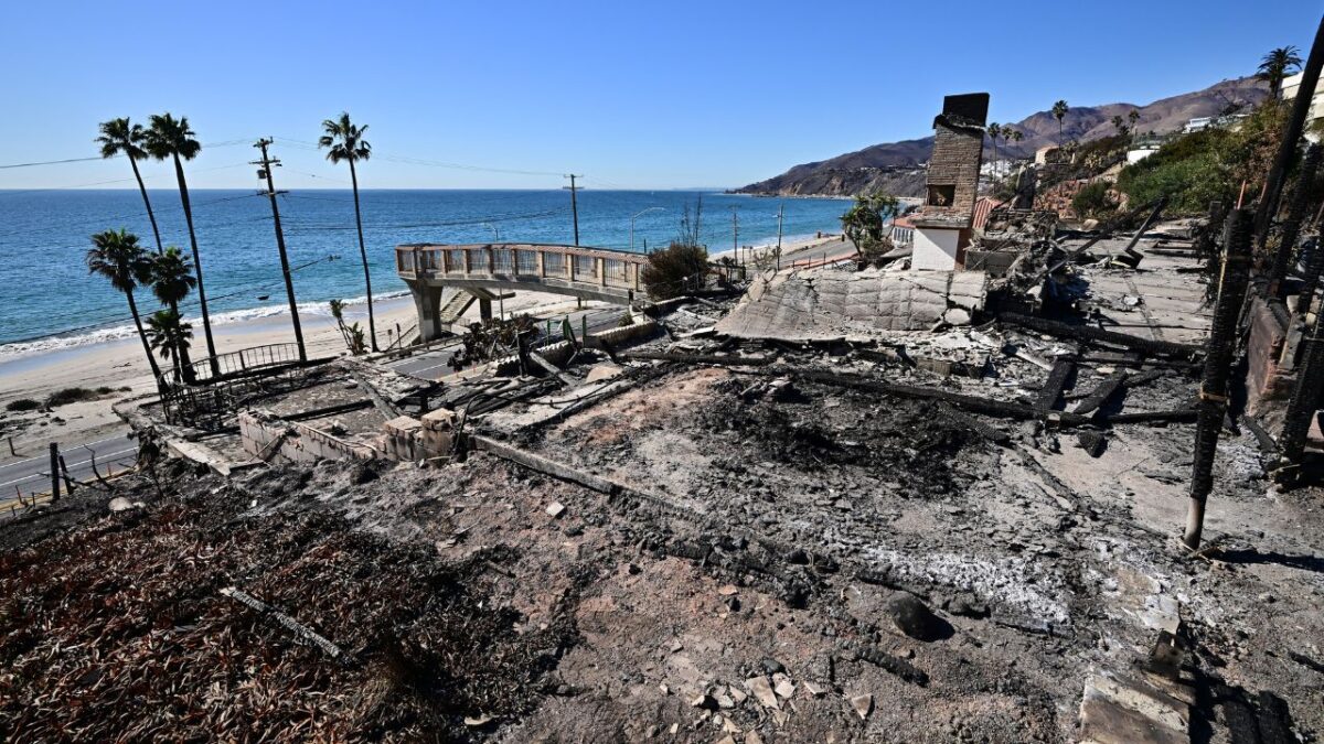 Agentes de la policía montada se desplegaron este viernes en busca de víctimas de los incendios forestales en Los Ángeles.