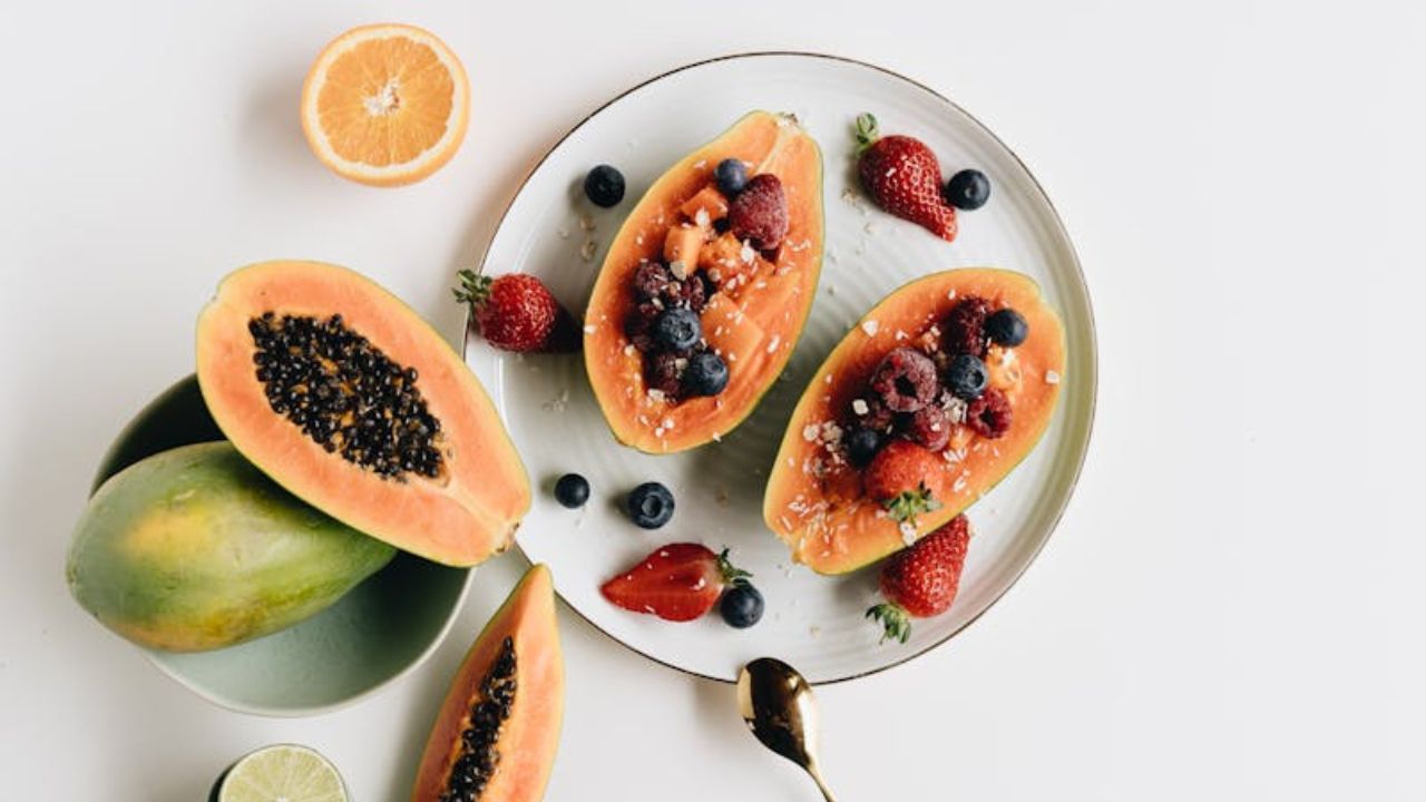 La papaya es una fruta versátil que se sirve regularmente a la hora del desayuno 